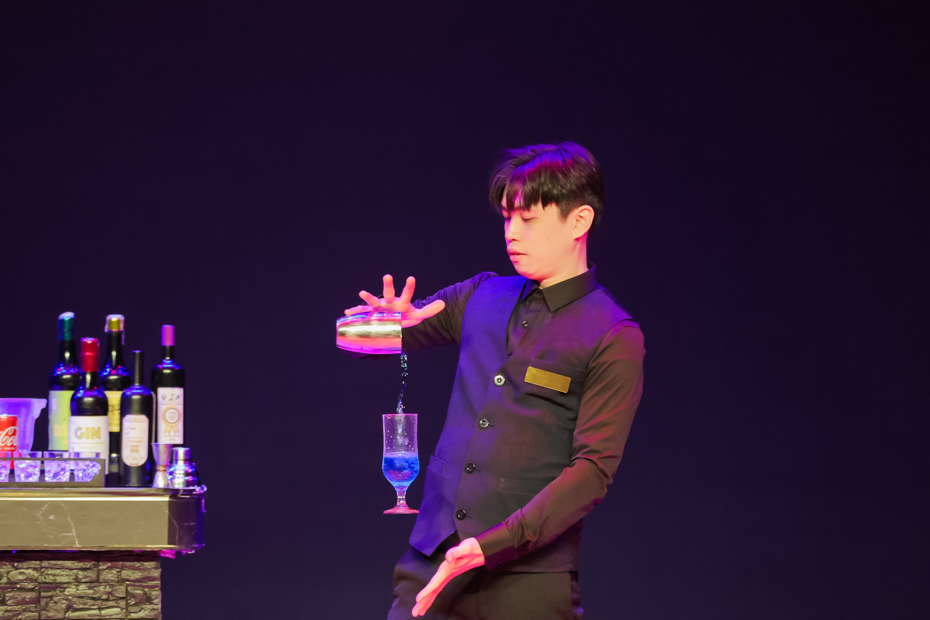 張煜晟 Ricky Chang 舞台魔術漂浮酒杯表演