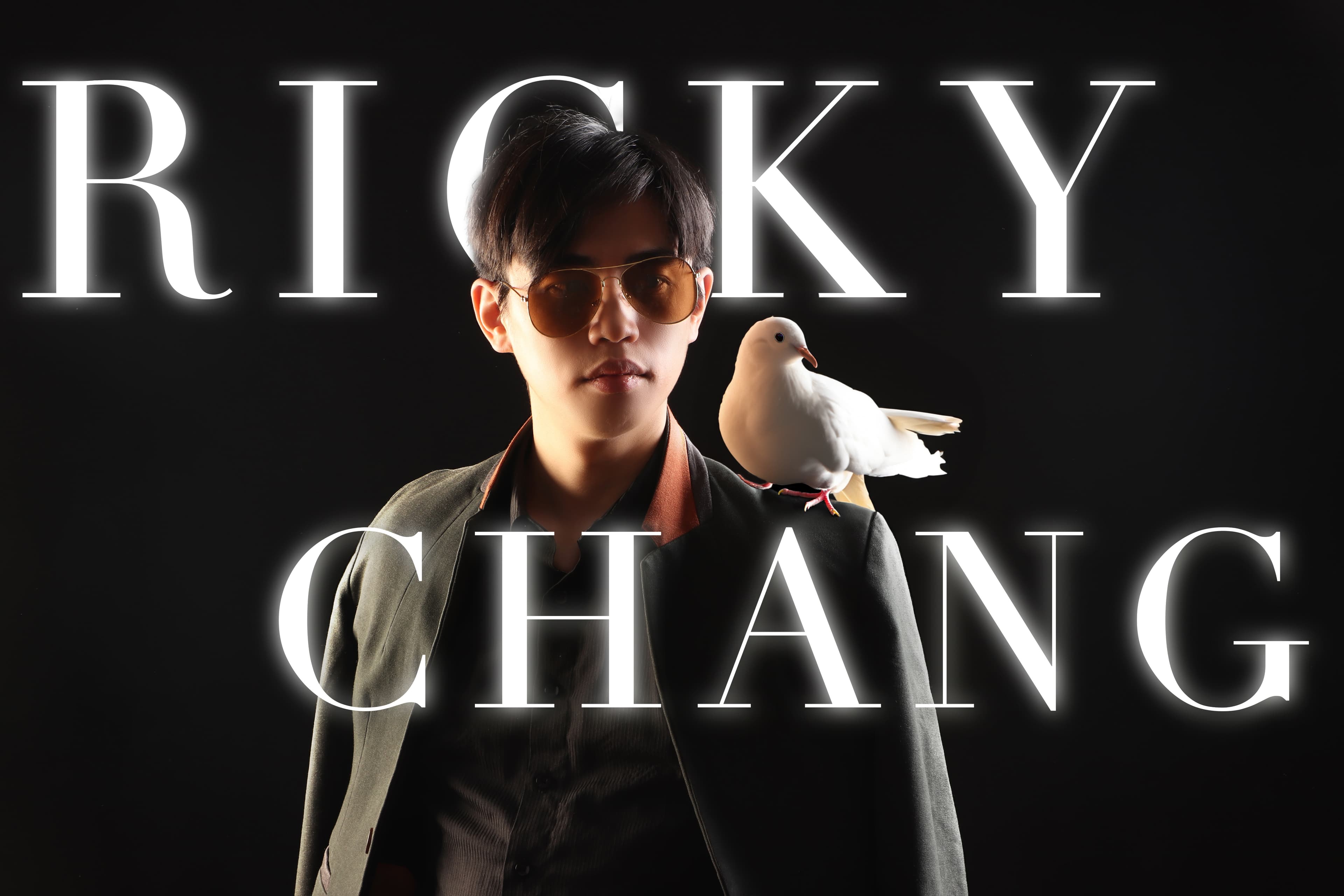 Ricky Chang 個人形象照，白鴿與 RICKY CHANG 字樣